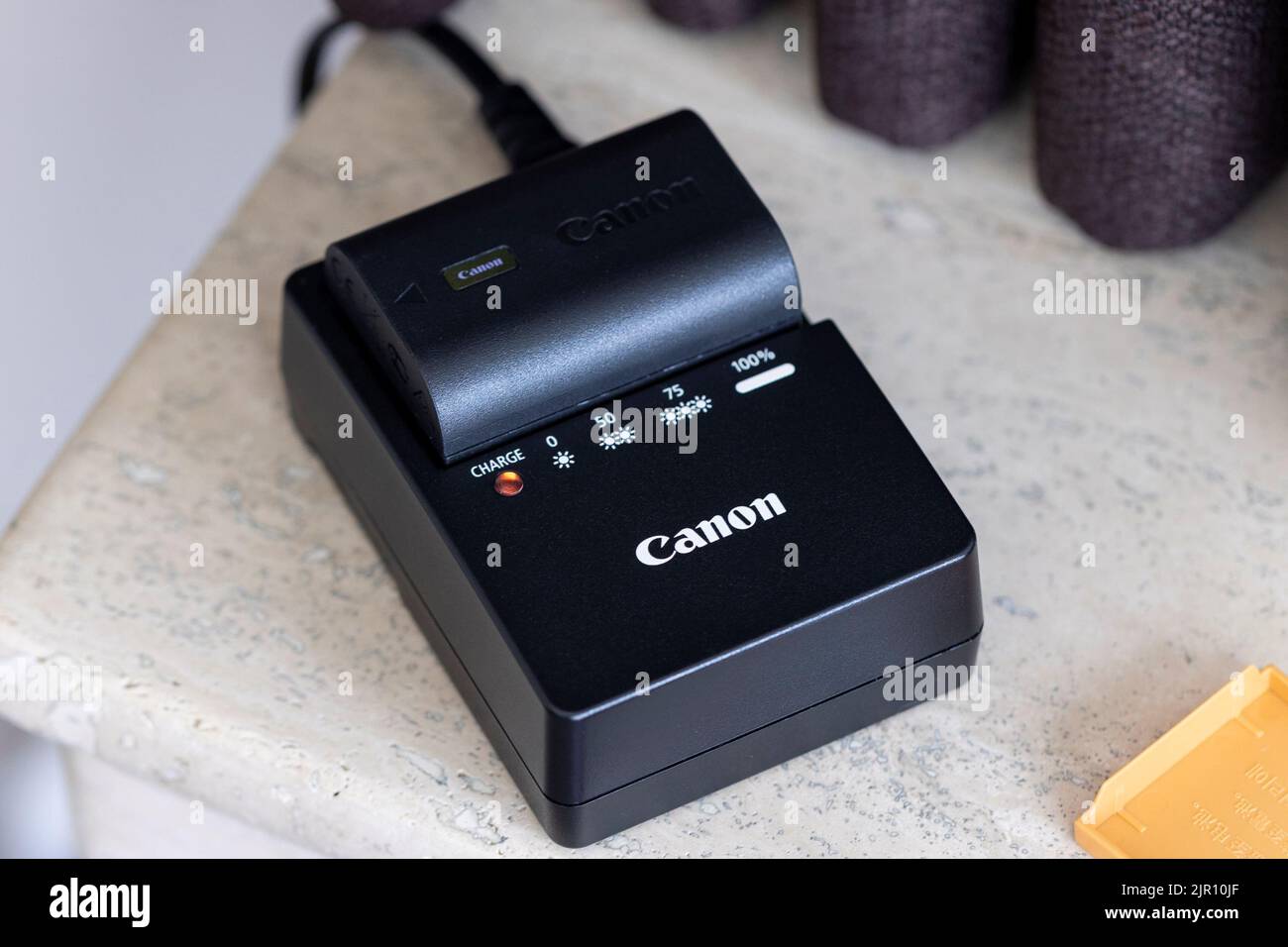 Canon camera battery charger hi-res stock photography and Canon camera battery charger hi-res stock photography and