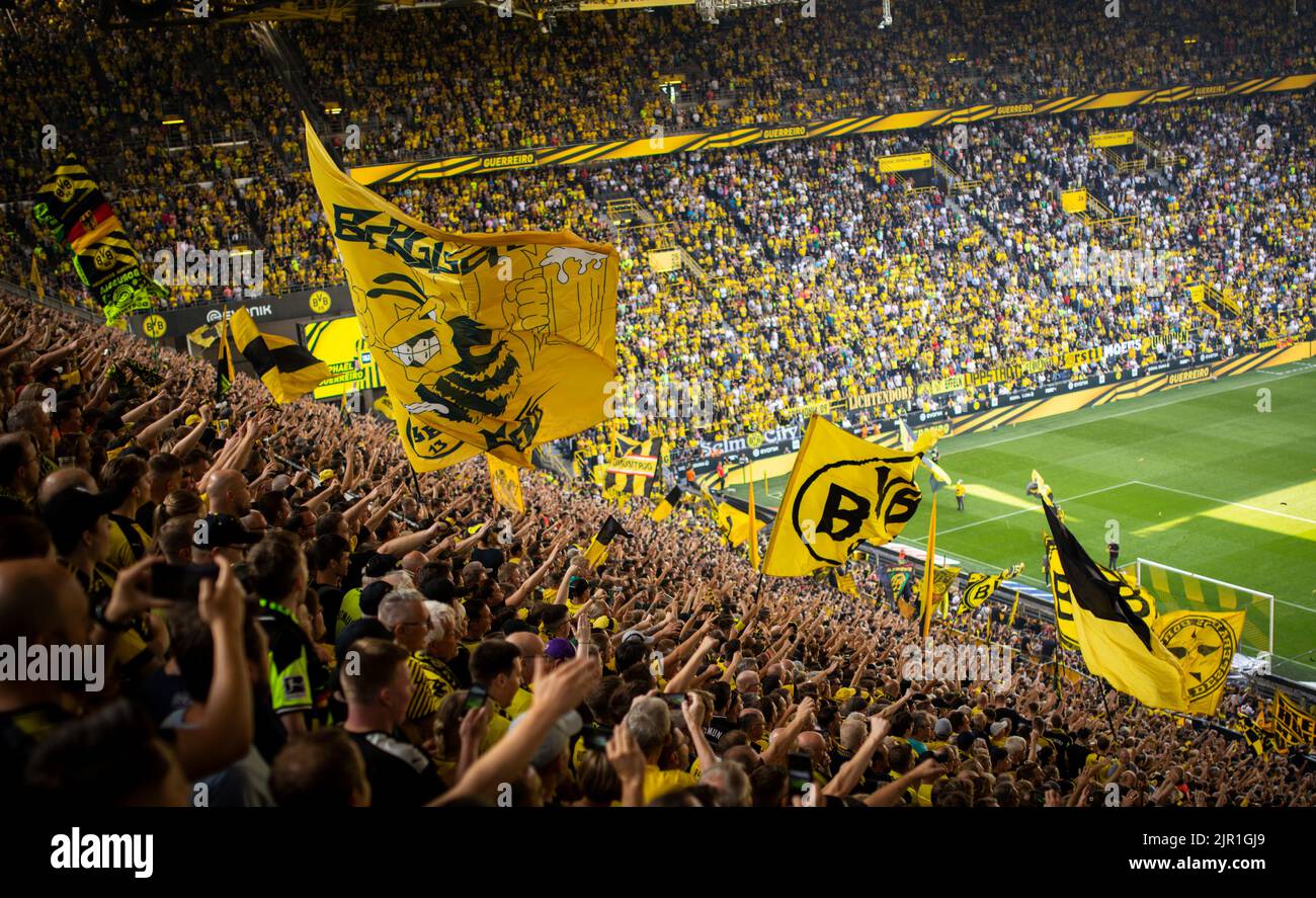 BVB Fans auf der Südtribüne Borussia Dortmund - Werder Bremen 20.08.2022, Fussball; Saison 2022/23  Foto: Moritz Müller  Copyright (nur für journalist Stock Photo