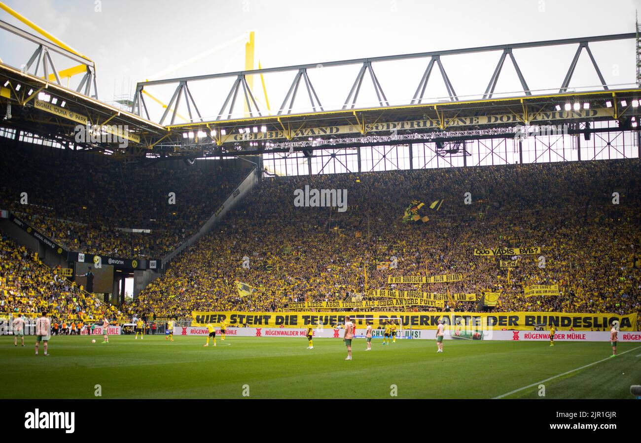BVB Fans auf der Südtribüne fordern faire Eintrittspreise Borussia Dortmund - Werder Bremen 20.08.2022, Fussball; Saison 2022/23  Foto: Moritz Müller Stock Photo