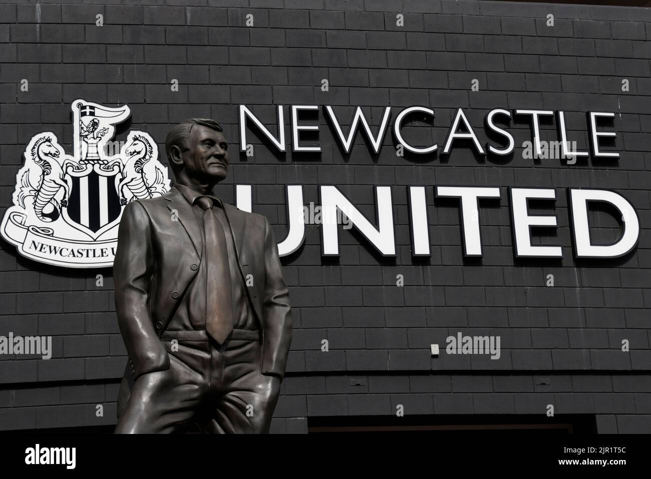 Newcastle, UK, 21/08/2022, SIR BOBBY ROBSON STATUE OUTSIDE ST JAMES PARK, NEWCASTLE UNITED FC, 2022Credit: Allstar Picture Library/ Alamy Live News Stock Photo