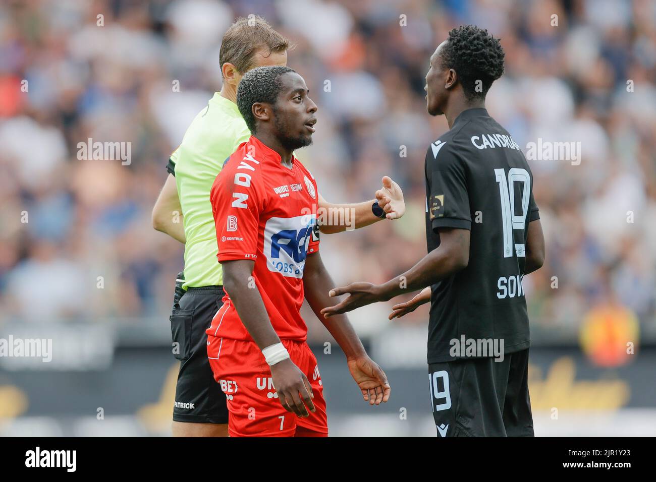 Brugge, Belgium, 21 August 2022, Kortrijk's Dylan Mbayo and Club's Kamal Sowah pictured during a soccer match between Club Brugge and KV Kortrijk, Sunday 21 August 2022 in Brugge, on day 5 of the 2022-2023 'Jupiler Pro League' first division of the Belgian championship. BELGA PHOTO BRUNO FAHY Stock Photo