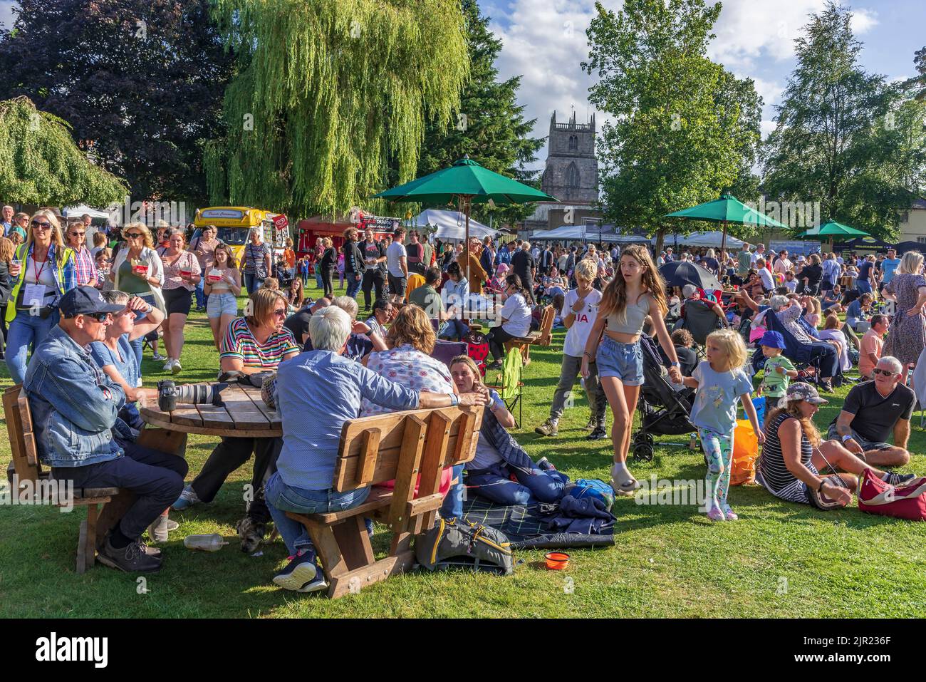 A typical English setting for the ballon festival in Oswestry Shropshire with crowds of families enjoying the sunshine in Cae Glas park. Stock Photo