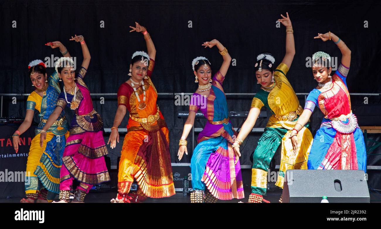 Leith Links Park, Edinburgh, Scotland, UK, 21st August 2022. Milan Mela,  Multicultural Family Event, Live entertainment and including over 30 stalls of jewellery, clothes saris, world food corner plus children's activities. Pictured: Members of Dance Ihayami perform on stage. Credit: Arch White/alamy live news. Stock Photo
