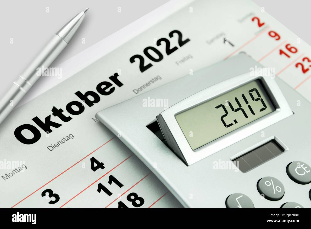 Deutscher Kalender Datum 1. Oktober 2022   Rechner und Gasumlage mit 2,419 Cent Stock Photo