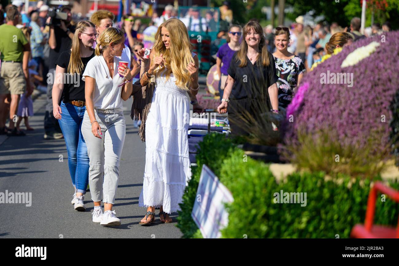 amelinghausen-germany-21st-aug-2022-jenny-elvers-3rd-from-left