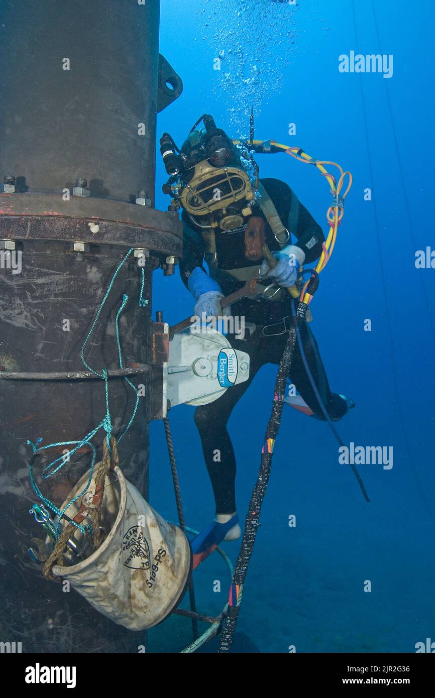 A commercial hard hat diver (MR) off Oahu, Hawaii Stock Photo Alamy