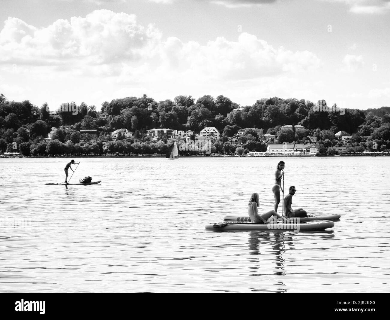 Lake Starnberg, Bavaria, Germany. 21st Aug, 2022. Stand up paddlers take advantage of the break in bad weather at Lake Starnberg, near Munich, Germany as the summer season comes to a close. (Credit Image: © Sachelle Babbar/ZUMA Press Wire) Stock Photo
