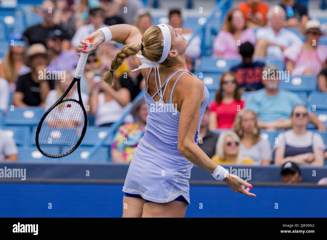 Mason, Ohio, USA. 21st Aug, 2022. Petra Kvitova (CZE) serves during the