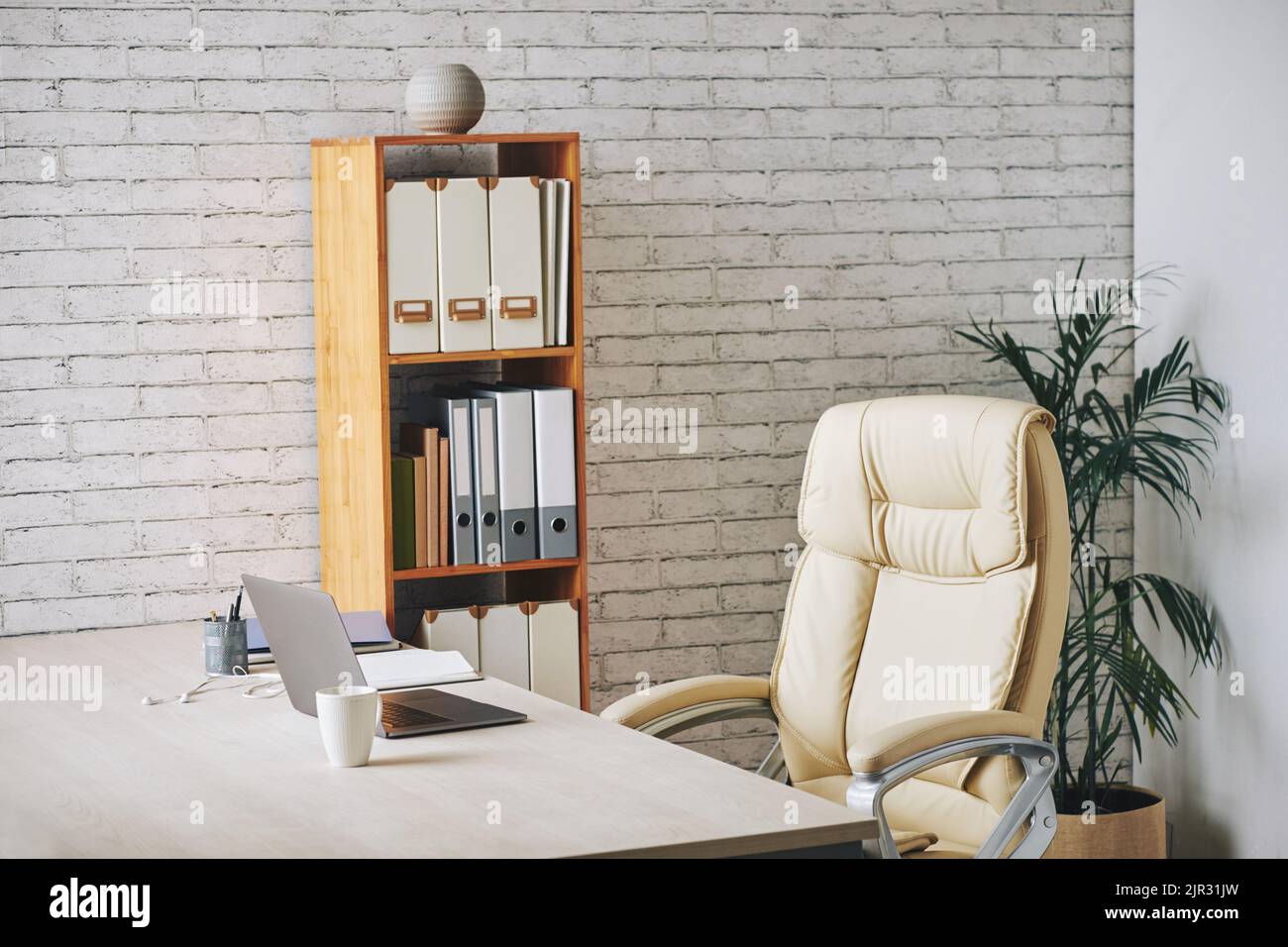 Modern contemporary workplace hi-res stock photography and images - Alamy