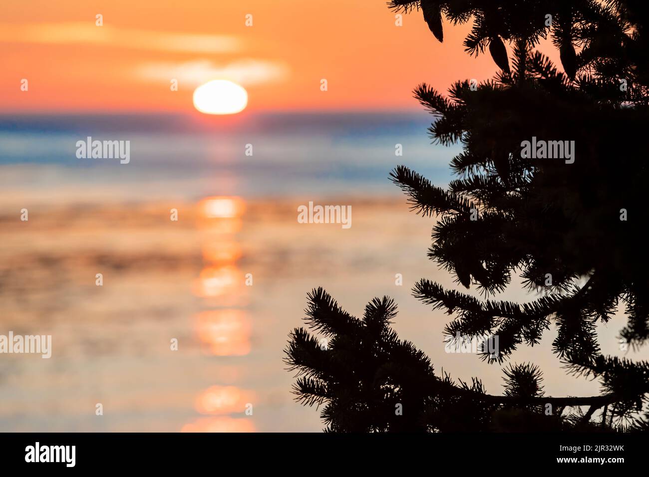 Sunset over the Pacific Ocean at Salt Creek Recreation Area along the Strait of Juan de Fuca, Olympic Peninsula, Washington State, USA Stock Photo
