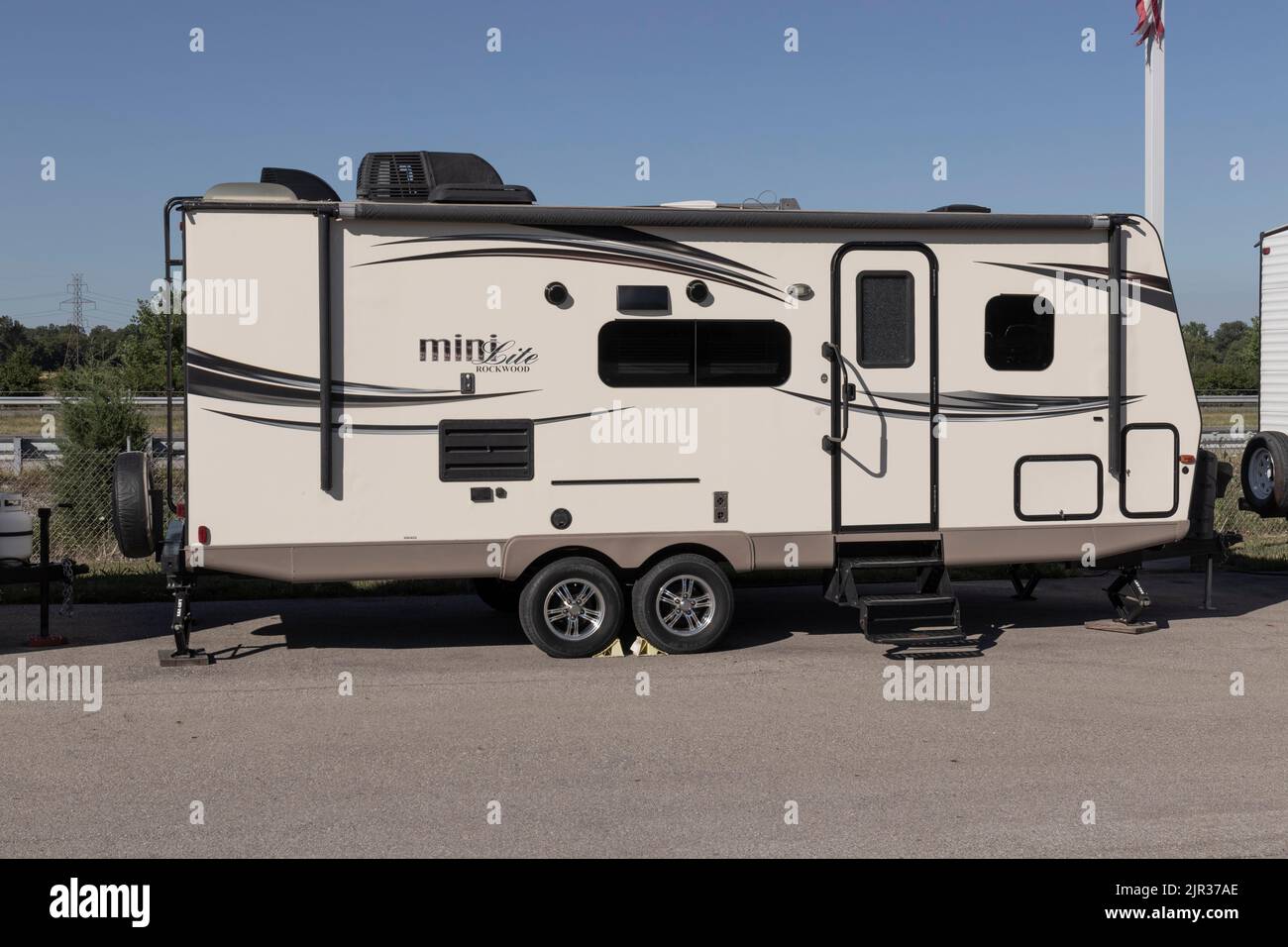 New 2026 Forest River Rockwood Signature Travel Trailer 8337RL for sale in  Auburn Hills, MI, image size:1300x956