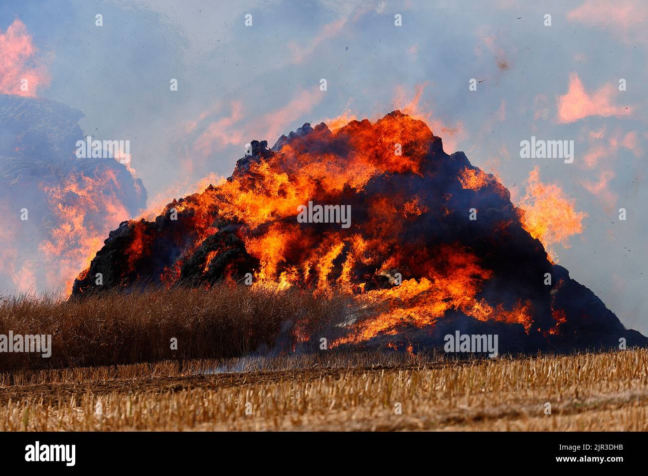 Hay bake fire at night hires stock photography and images Alamy