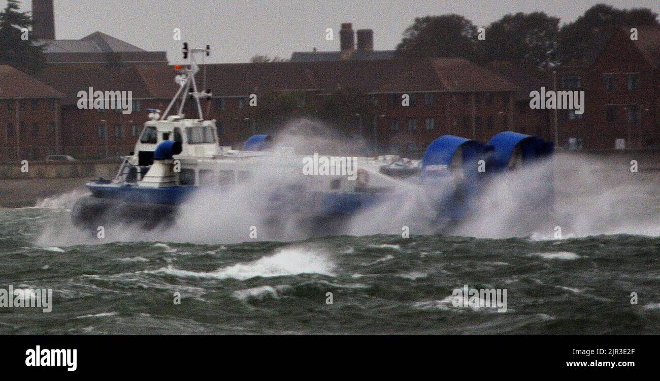 THE PORTSMOUTH TO RYDE HOVERCRAFT BATTLES HIGH SEAS  AT SOUTHSEA, HANTS. PIC MIKE WALKER, MIKE WALKER PICTURES,  2011 Stock Photo