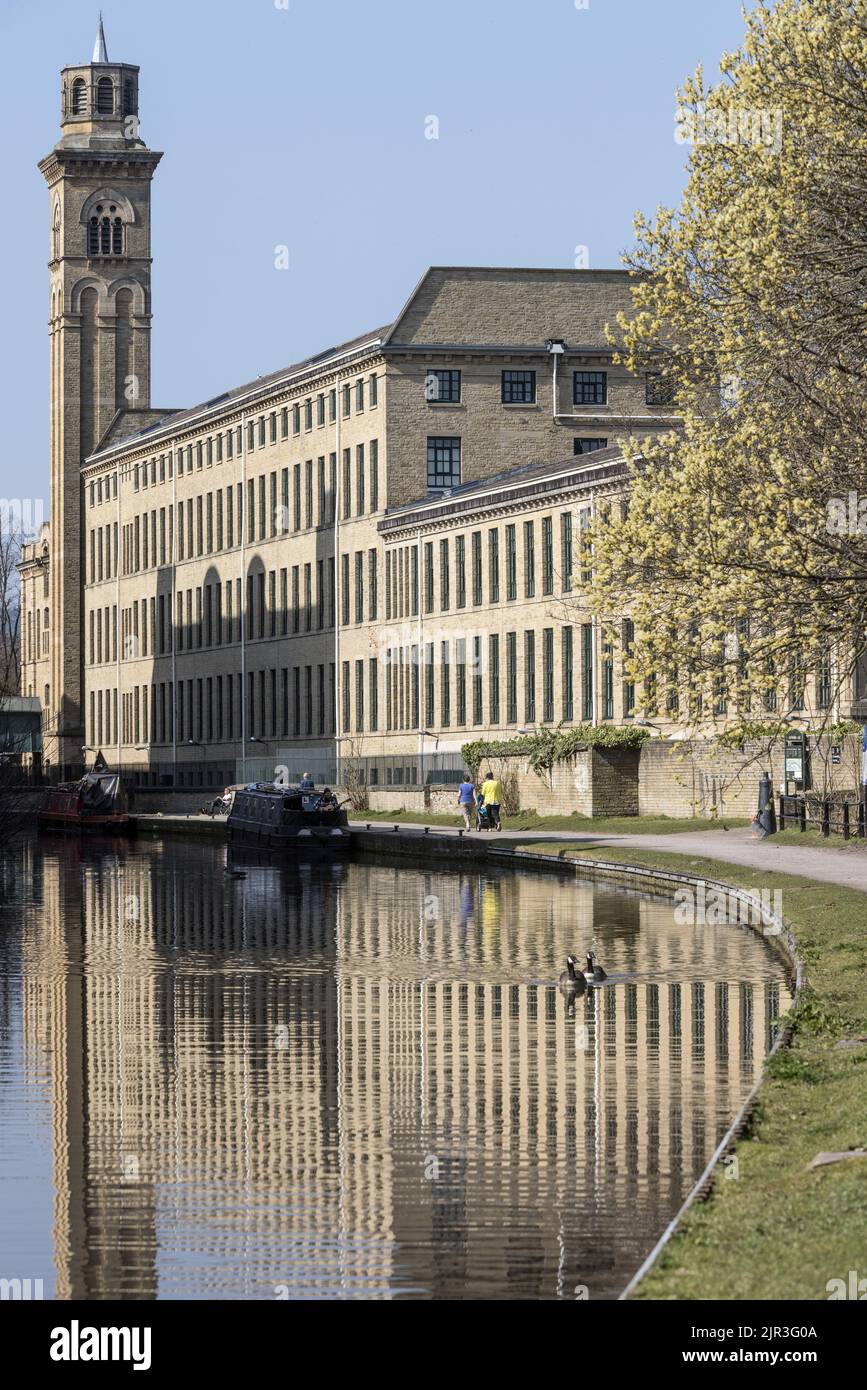 Salts Mill and the Leeds and Liverpool Canal at Saltaire, West Yorkshire Stock Photo