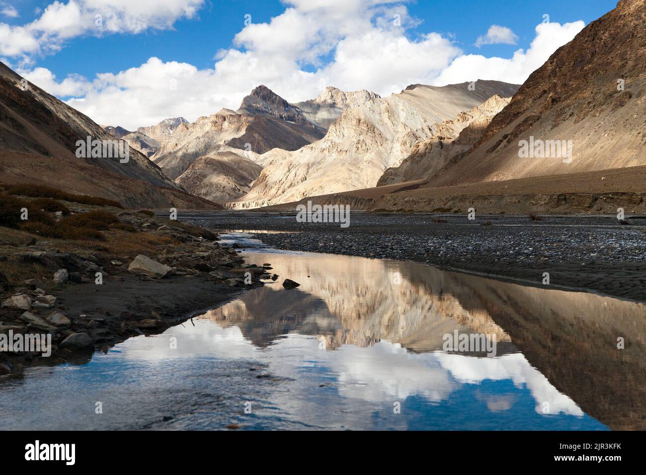 view from Indian himalayas - mountain and river in Rupshu valley - way to Parang La and Takling la passes, passes from Ladakh to Himachal Pradesh - In Stock Photo
