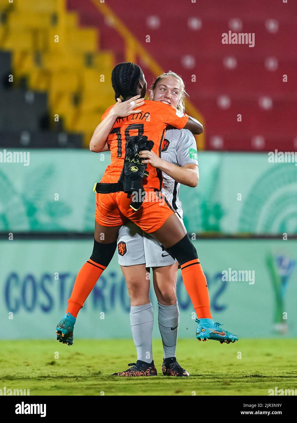 Alajuela, Costa Rica. 21st Aug, 2022. Alajuela, Costa Rica, August 21st 2022: Shi-Jona Martina (18 Netherlands) and goalkeeper Claire Dinkla (1 Netherlands) celebrate their victory and entry into the semifinal during the FIFA U20 Womens World Cup Costa Rica 2022 quarterfinal football match between Nigeria and Netherlands at Morera Soto in Alajuela, Costa Rica. (Daniela Porcelli/SPP) Credit: SPP Sport Press Photo. /Alamy Live News Stock Photo