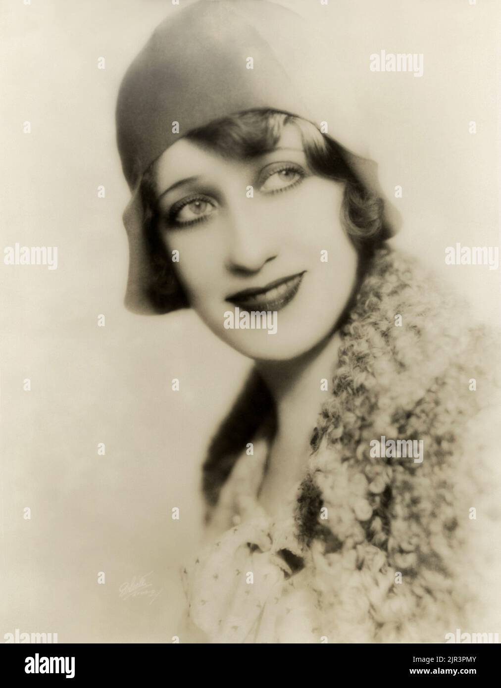 1930 ca , New York , USA : The american Broadway singer and movie actress RUTH ETTING ( 1896 - 1978 ).  Portrait by White Studio , NY . - HISTORY - FOTO STORICHE - THEATRE - TEATRO - MOVIE - CINEMA - CANTANTE - MUSICAL - MUSIC - MUSICA - FILM MUSICALE - hat - cappello - smile - sorriso ANNI TRENTA - 30's - '30 ---  Archivio GBB Stock Photo