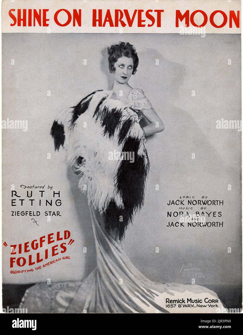 1931 , New York , USA : The american Broadway singer and movie actress RUTH ETTING ( 1896 - 1978 ). Sheet-Music cover for the song SHINE ON HARVEST MOON , music by Nora Bayes & Jack Norworth , lyric by Jack Norworth , from the ZIEGFELD FOLLIES  ' Glorifyng the American Girl ' show . Photo by Parry , NY . - HISTORY - FOTO STORICHE - THEATRE - TEATRO - CANTANTE - MUSICAL - MUSIC - MUSICA - ANNI TRENTA - 30's - '30 - spartito musicale - piume di struzzo - ostrich feathers ---  Archivio GBB Stock Photo