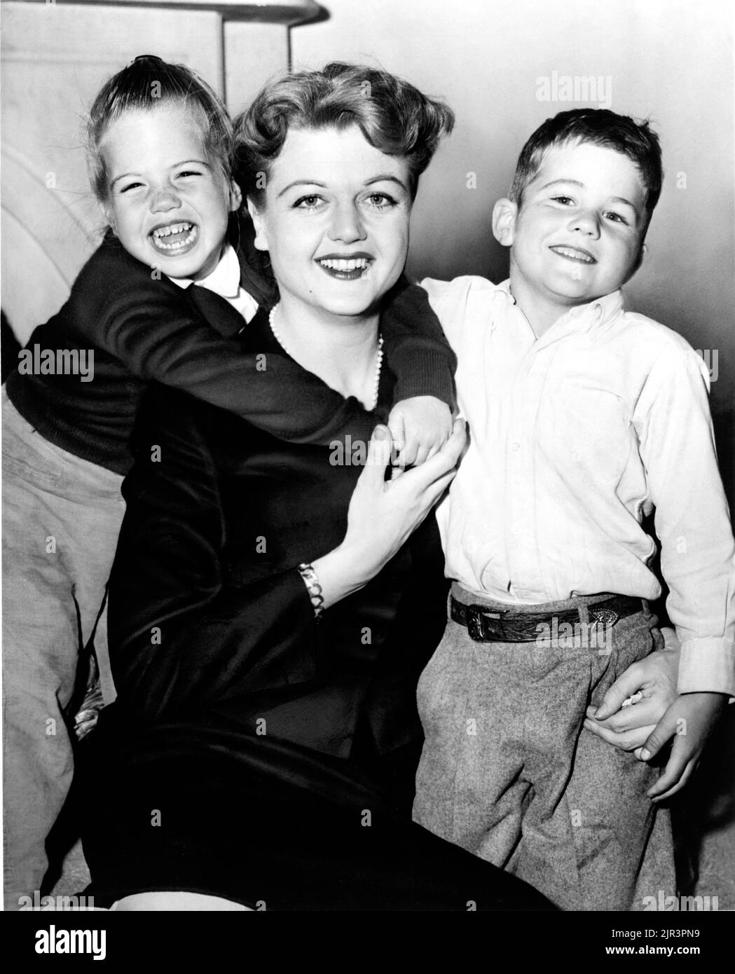 1957 c. , USA : The celebrated british actress Dame ANGELA LANSBURY ( born 16 october 1925 ) with son  Anthony Pullen Shaw ( born in 1952 , movie director and actor ) and daughter Deirdre Angela Shaw , born from the marriage with actor Peter Shaw ( 1918 - 2003 ) . Unknown photographer .- HISTORY - FOTO STORICHE - PORTRAIT - RITRATTO - ATTORE - ATTRICE - MOVIE - CINEMA  - REGISTA - FRATELLI - BROTHERS - FIGLI - SONS - fratello e sorella - figlio e figlia - mamnma - mother - personalità da da giovane giovani - da bambina bambino bambini - personality personalities when was young - CHILDHOOD - IN Stock Photo