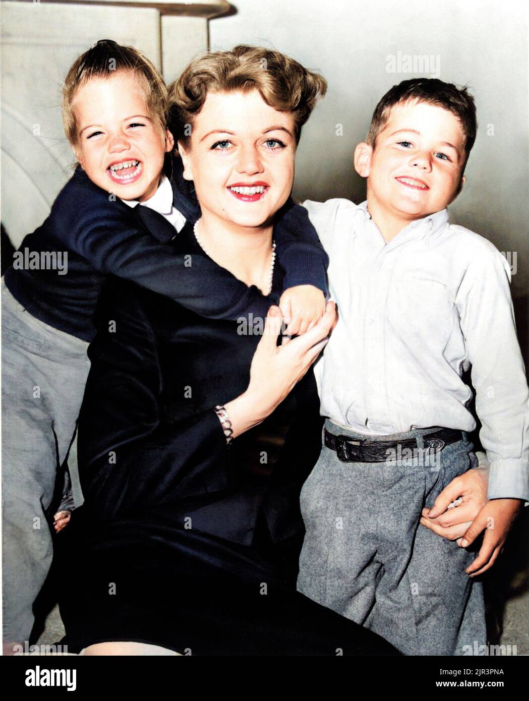 1957 c. , USA : The celebrated british actress Dame ANGELA LANSBURY ( born 16 october 1925 ) with son  Anthony Pullen Shaw ( born in 1952 , movie director and actor ) and daughter Deirdre Angela Shaw , born from the marriage with actor Peter Shaw ( 1918 - 2003 ) . Unknown photographer . DIGITALLY COLORIZED .- HISTORY - FOTO STORICHE - PORTRAIT - RITRATTO - ATTORE - ATTRICE - MOVIE - CINEMA  - REGISTA - FRATELLI - BROTHERS - FIGLI - SONS - fratello e sorella - figlio e figlia - mamnma - mother - personalità da da giovane giovani - da bambina bambino bambini - personality personalities when was Stock Photo