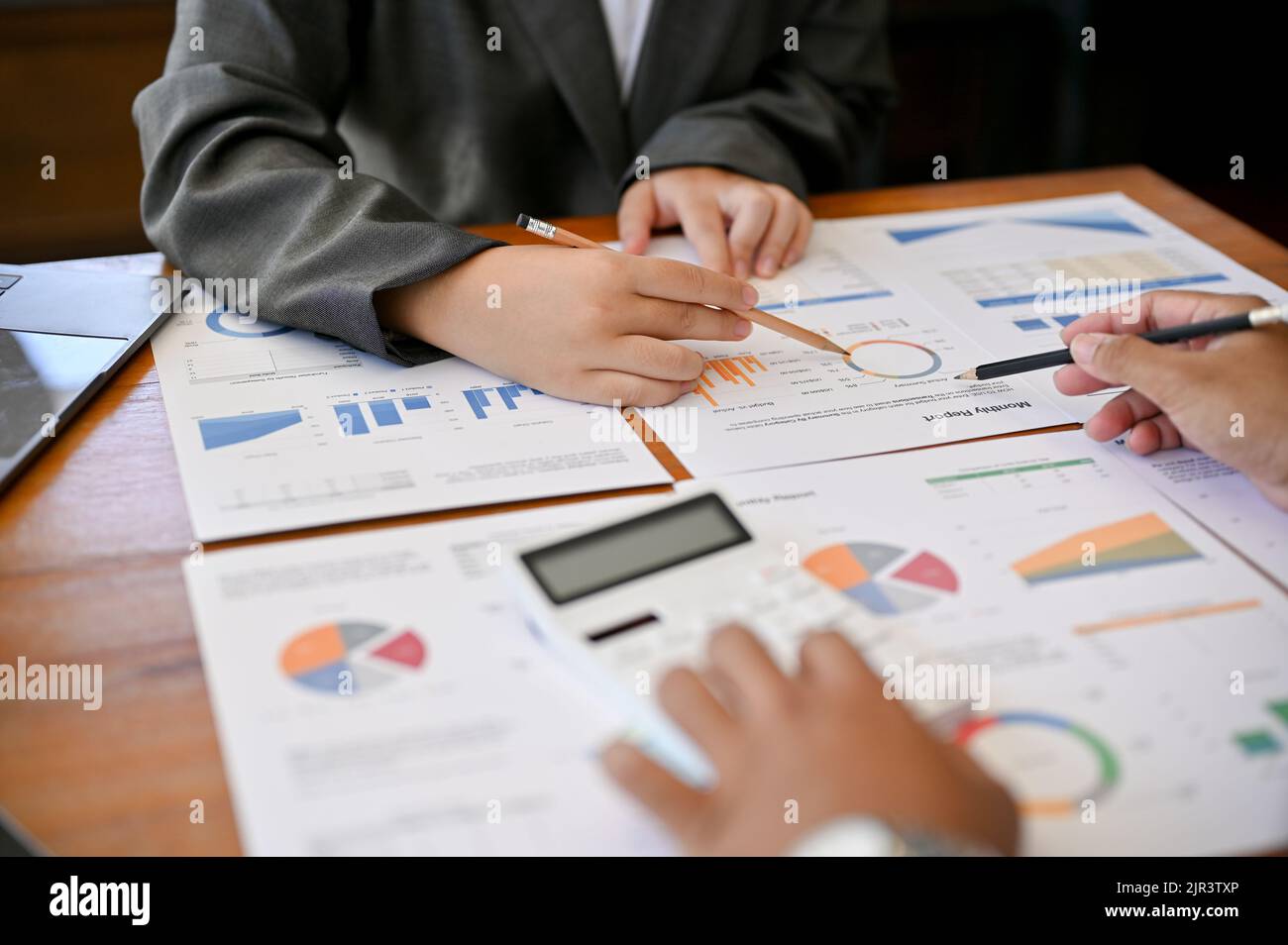 Financial advice with female client hi-res stock photography and images ...