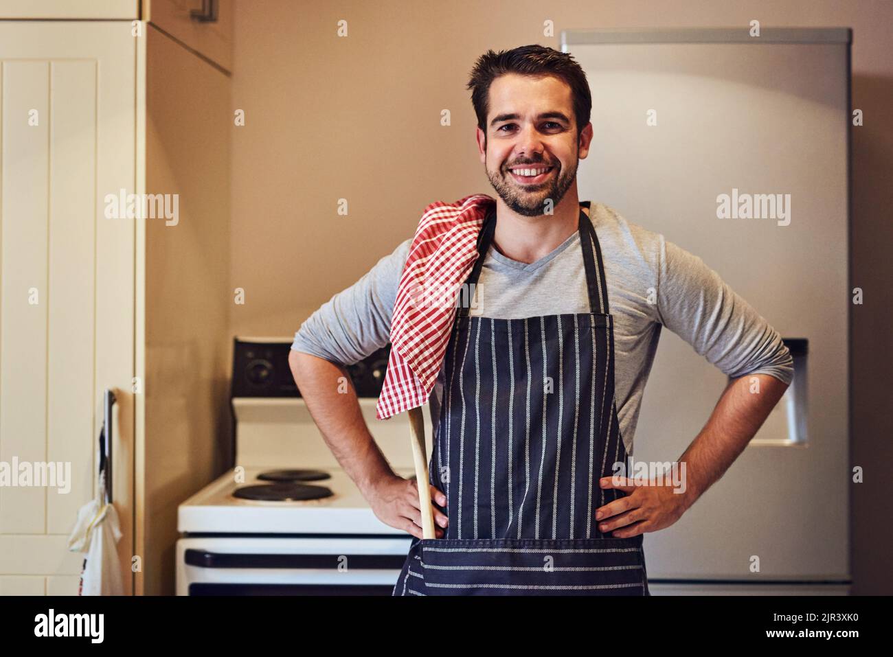 Man wearing apron cooking hi-res stock photography and images - Alamy