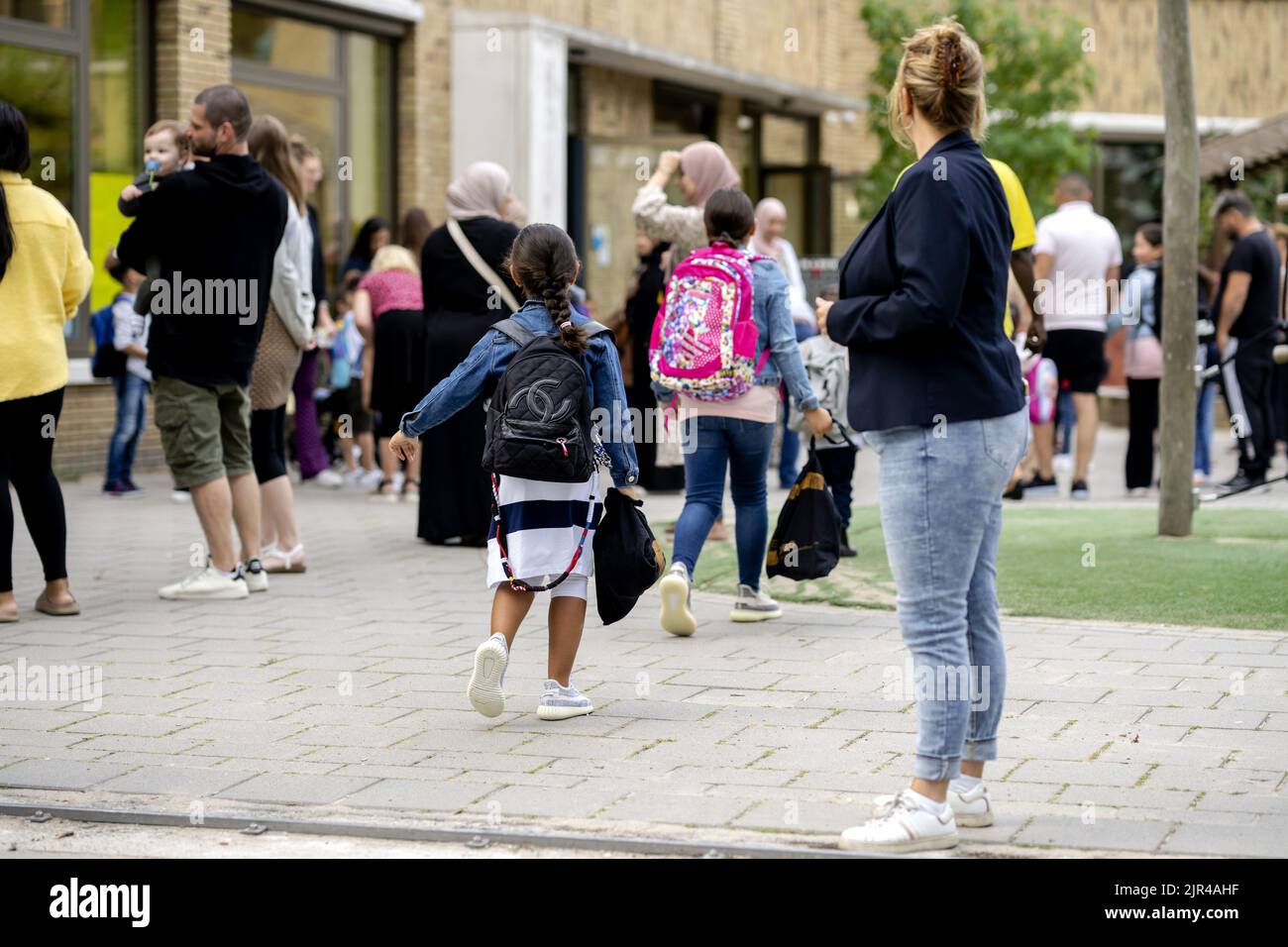 2022-08-22 08:27:09 UTRECHT - Parents say goodbye to their children at primary school OBS de Gagel at the start of the 2022 - 2023 school year. Primary and secondary schools in the center of the country will start again, after six weeks off. ANP SANDER KONING netherlands out - belgium out Stock Photo