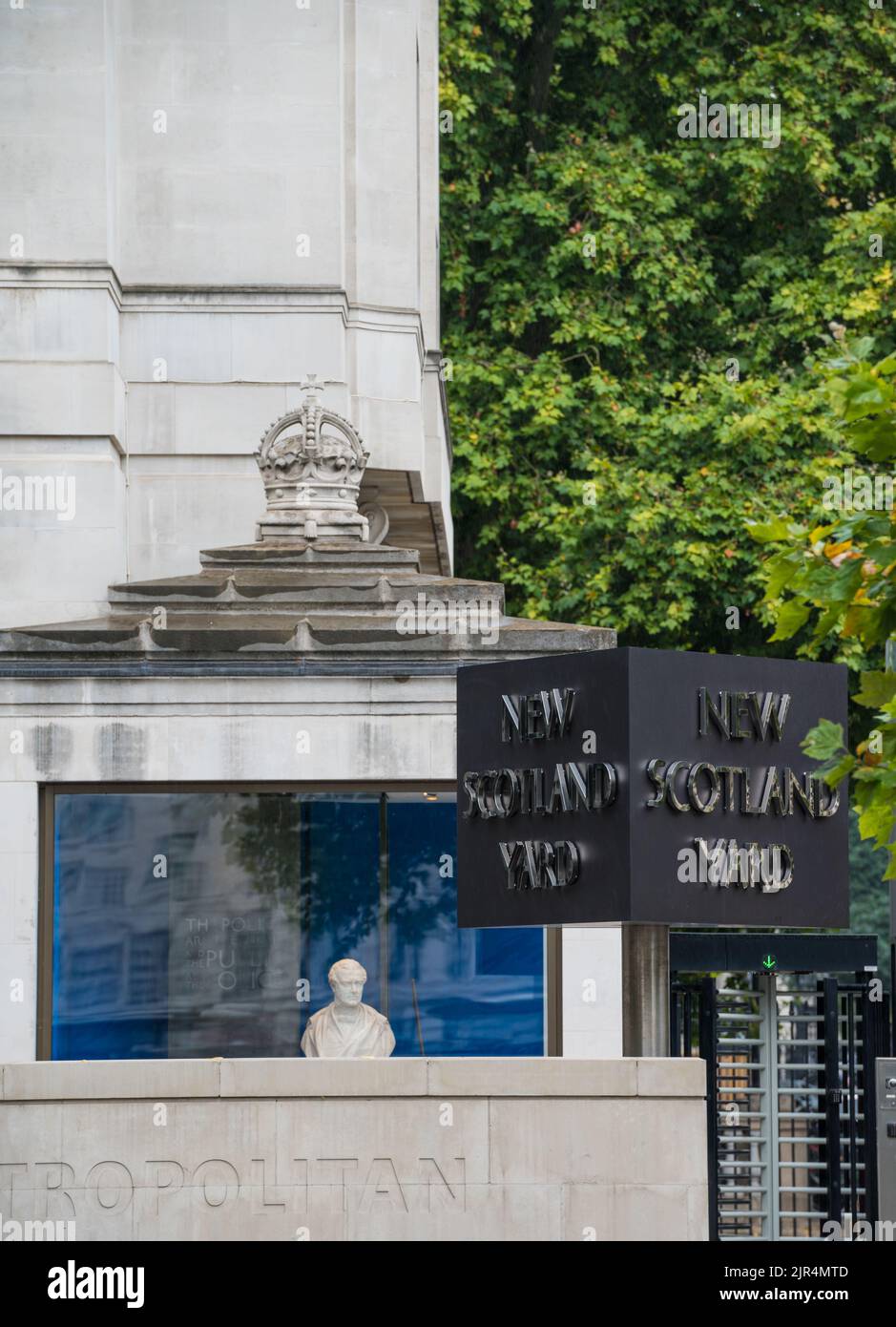 New Scotland Yard revolving name sign outside the Metropolitan Police headquarters on Victoria Embankment, Westminster, London, England, UK Stock Photo