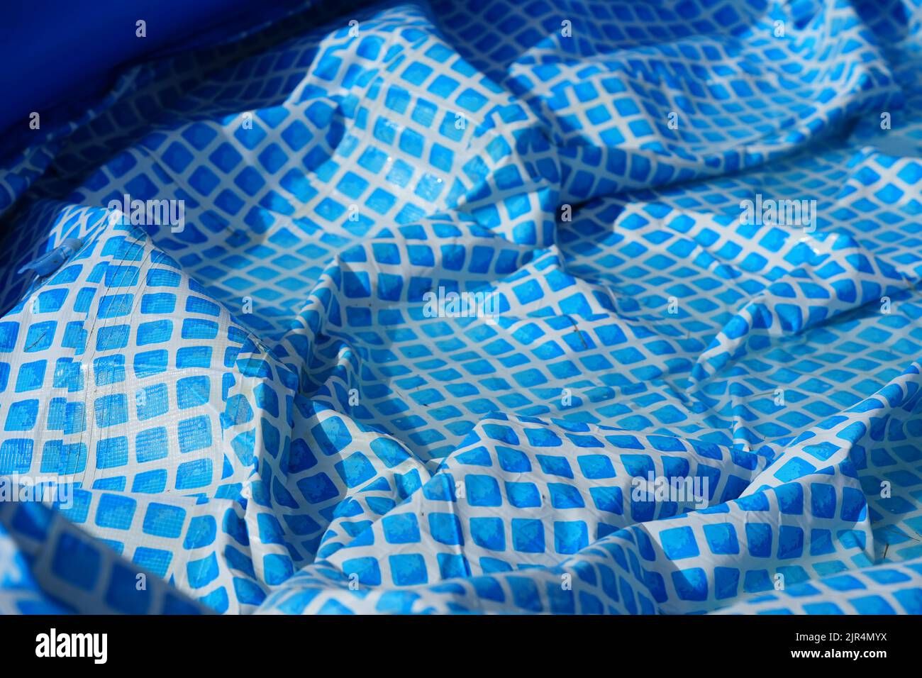 Cleaning pvc inflatable swimming pool, Cleaning the dirty empty pool of