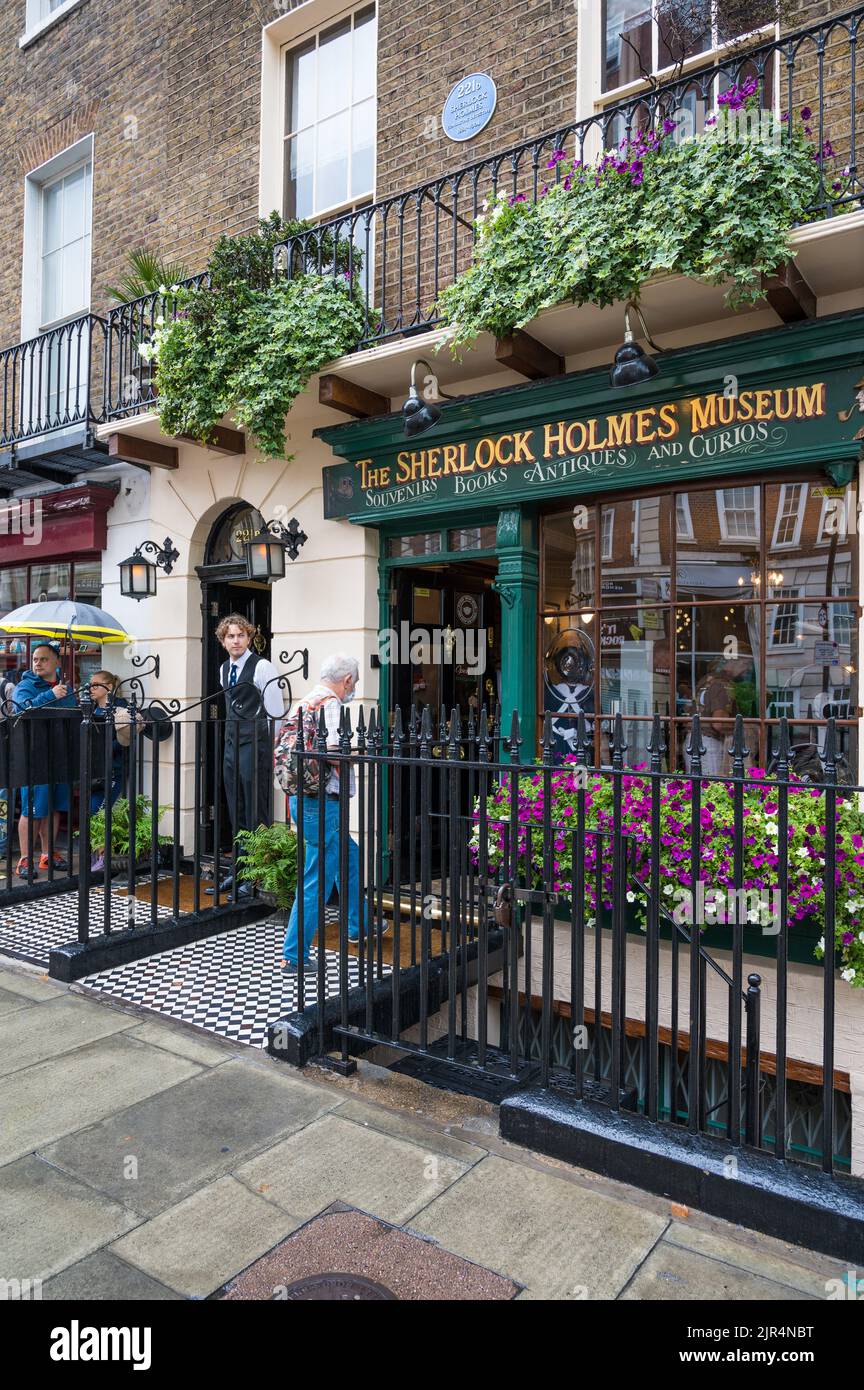 People queuing outside on a rainy day waiting for entry to the Sherlock Holmes Museum. Baker Street, London, England, UK Stock Photo