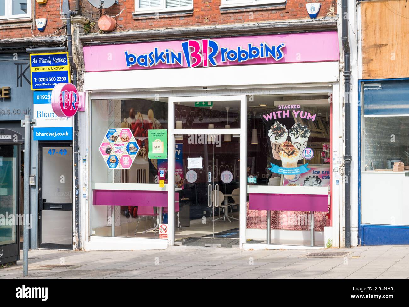 Exterior of Baskin-Robbins Ice cream shop. Green Lane, Northwood, Middlesex, England, UK Stock Photo