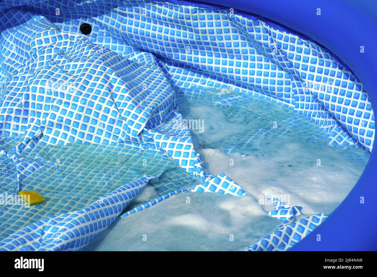 Cleaning pvc inflatable swimming pool, Cleaning the dirty empty pool of