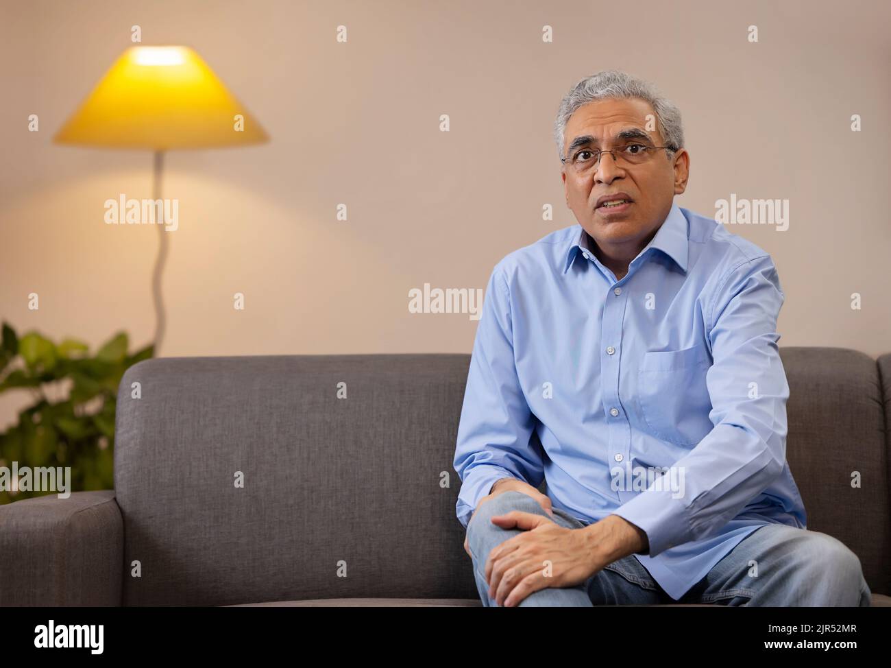 Portrait of a senior man suffering from knee pain Stock Photo - Alamy