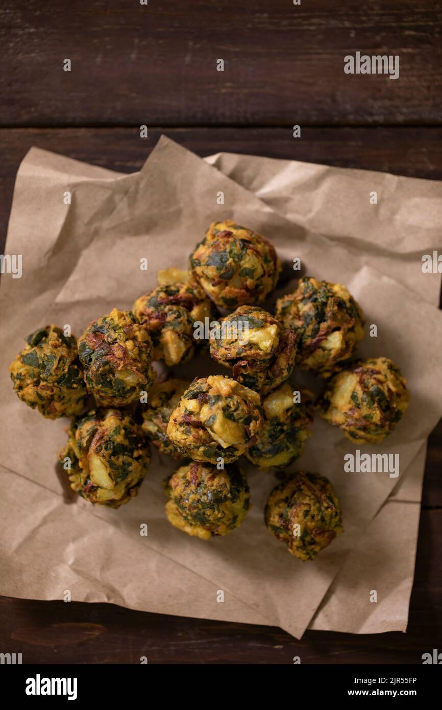 DEEP FRIED VEGETABLE PAKORAS SERVED HOT ON SHEETS OF PAPER Stock Photo
