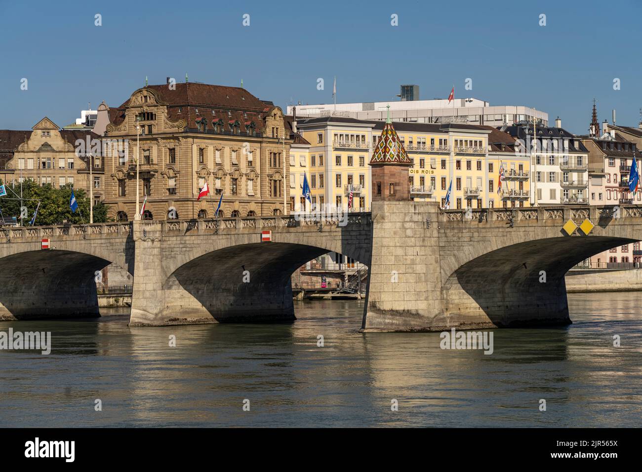 Die Mittlere Brücke und der Rhein in Basel, Schweiz, Europa |   The Middle Bridge and the Rhine river in Basel, Switzerland, Europe Stock Photo