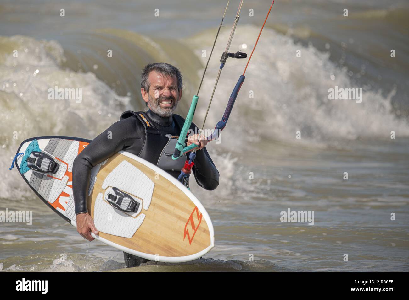 Kite surfeur dans la houle sur la plage d'Onival, mer formée et vent en ...