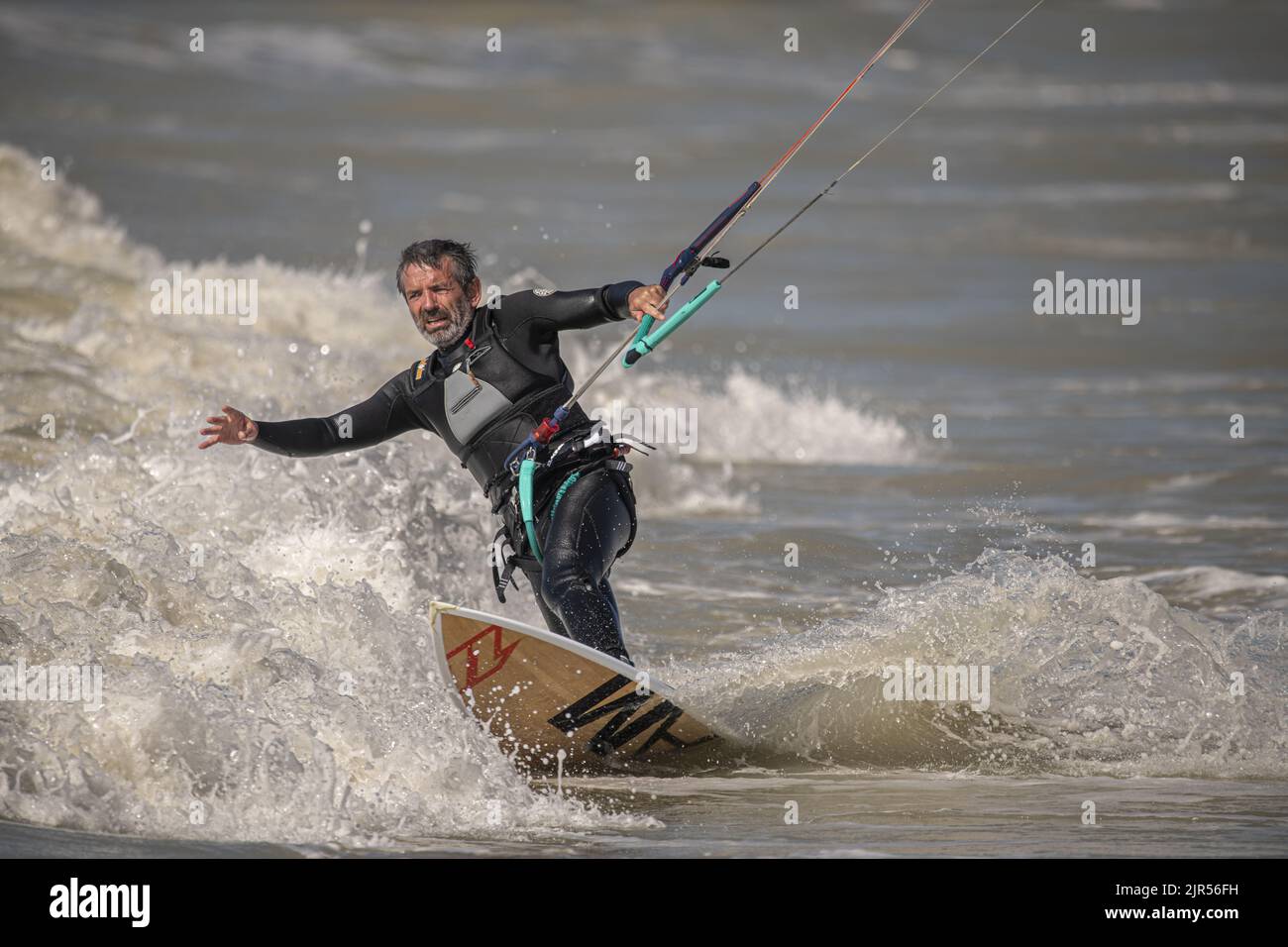 Kite surfeur  dans la houle sur la plage d'Onival, mer formée et vent en baie de Somme. Stock Photo