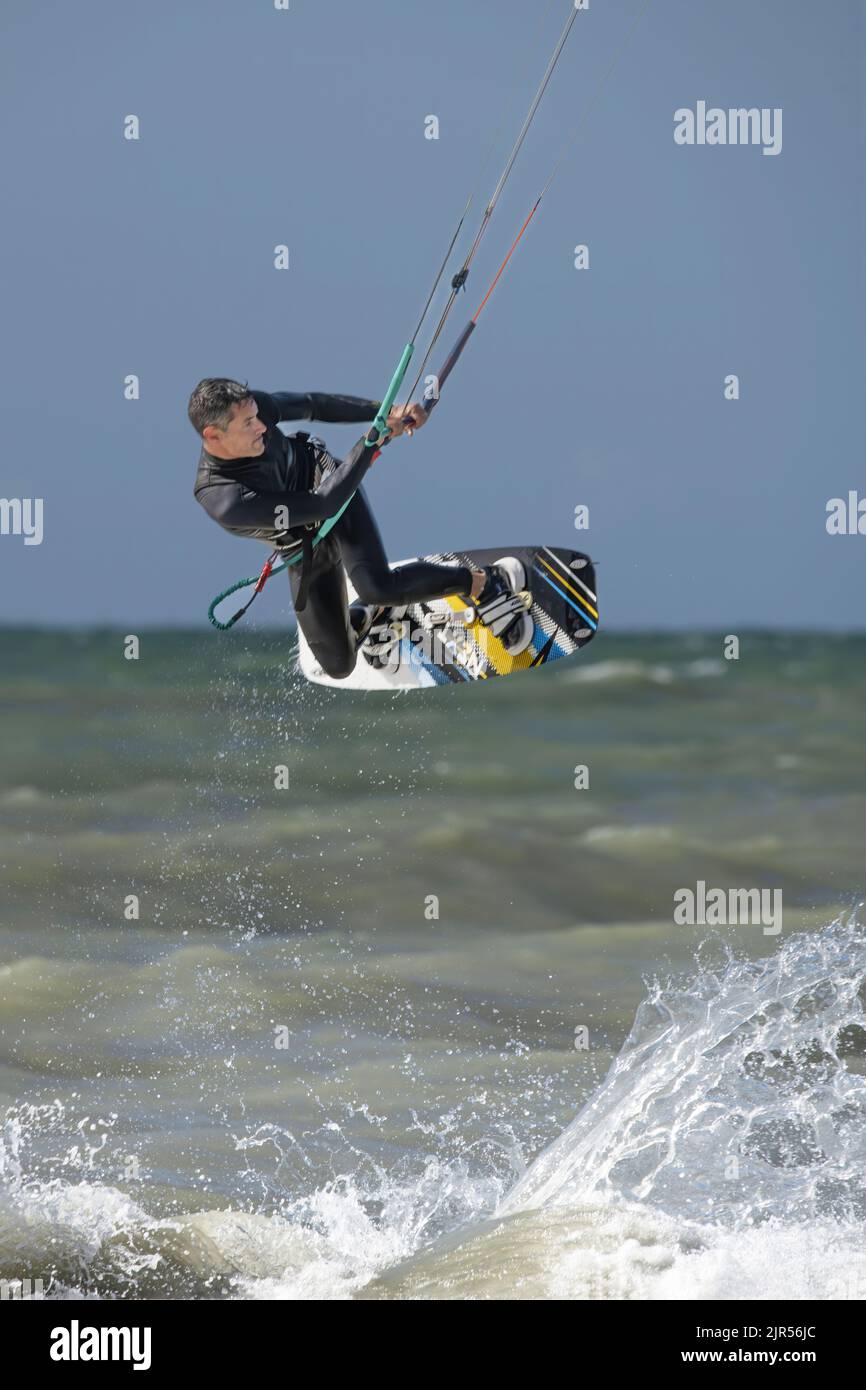 Kite surfeur dans la houle sur la plage d'Onival, mer formée et vent en ...