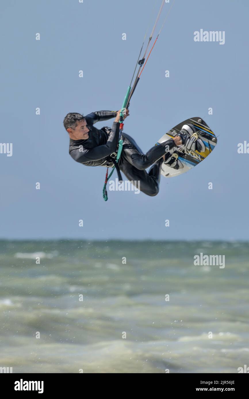 Surfeur sur la plage hi-res stock photography and images - Alamy