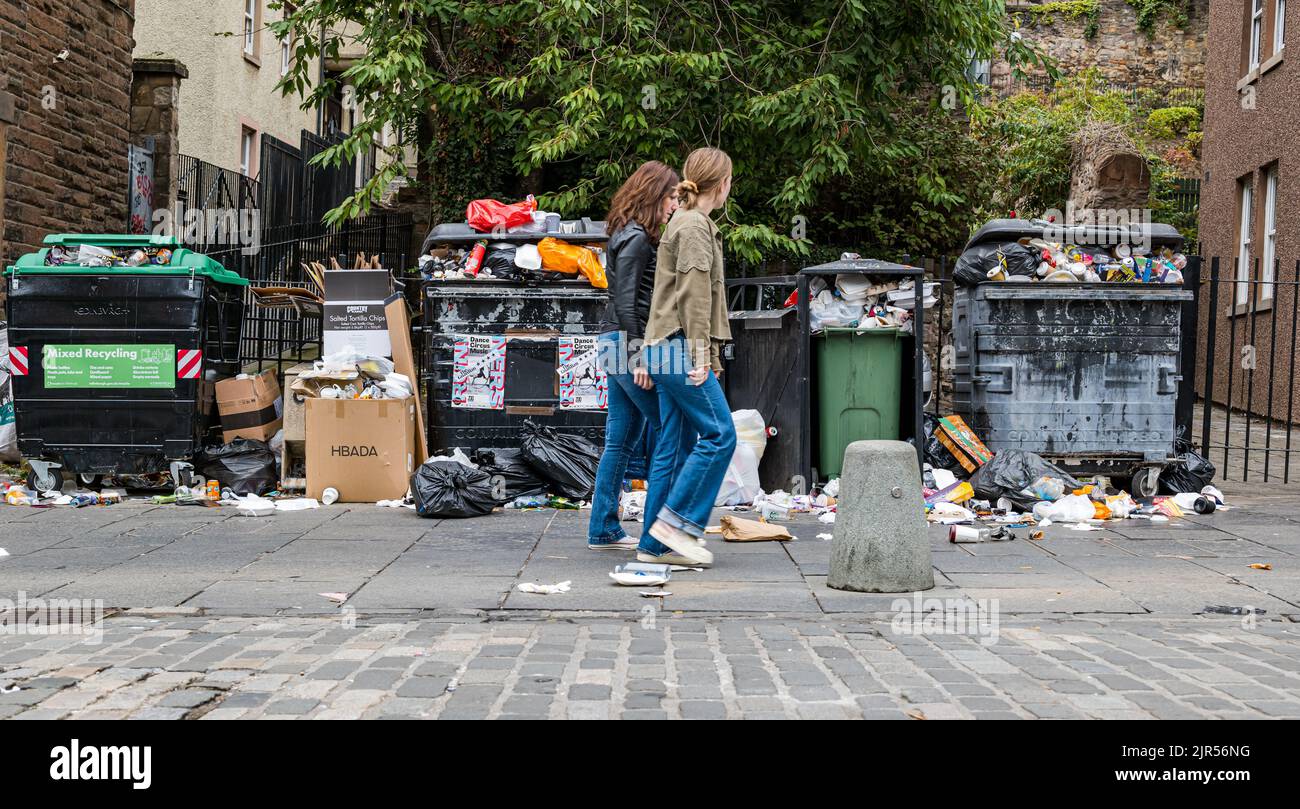 Edinburgh, Scotland, UK, 22nd August 2022. Waste collection binmen
