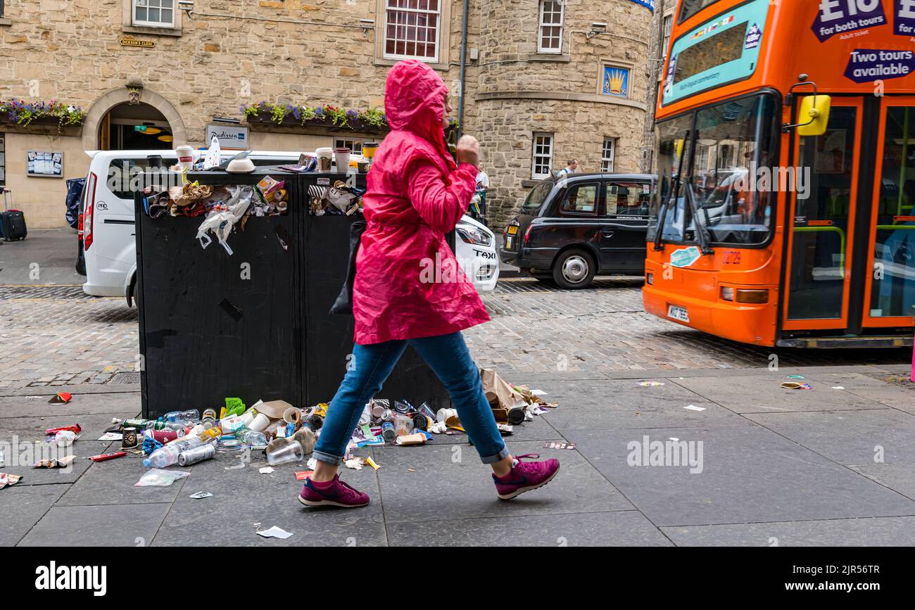 Edinburgh, Scotland, UK, 22nd August 2022. Waste collection binmen strike: Litter piles up around rubbish bins which are not being emptied due to the council bin workers strike. Pictured: A bin on the Royal Mile. Credit: Sally Anderson/Alamy Live News Stock Photo