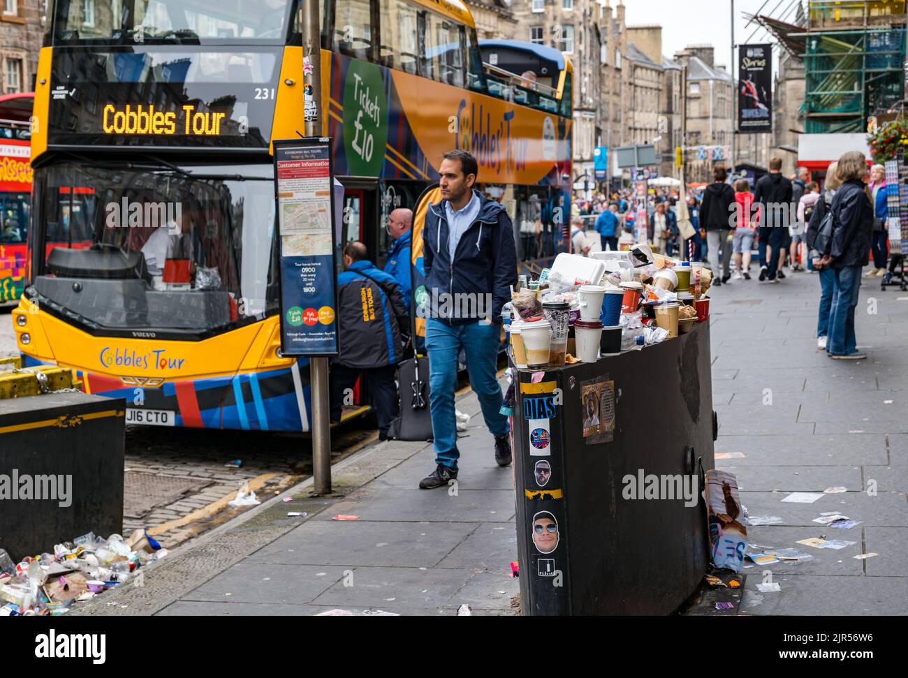 Edinburgh, Scotland, UK, 22nd August 2022. Waste collection binmen strike: Litter piles up around rubbish bins which are not being emptied due to the council bin workers strike. Pictured: A barrier is now being used to deposit rubbish on the Royal Mile. Credit: Sally Anderson/Alamy Live News Stock Photo