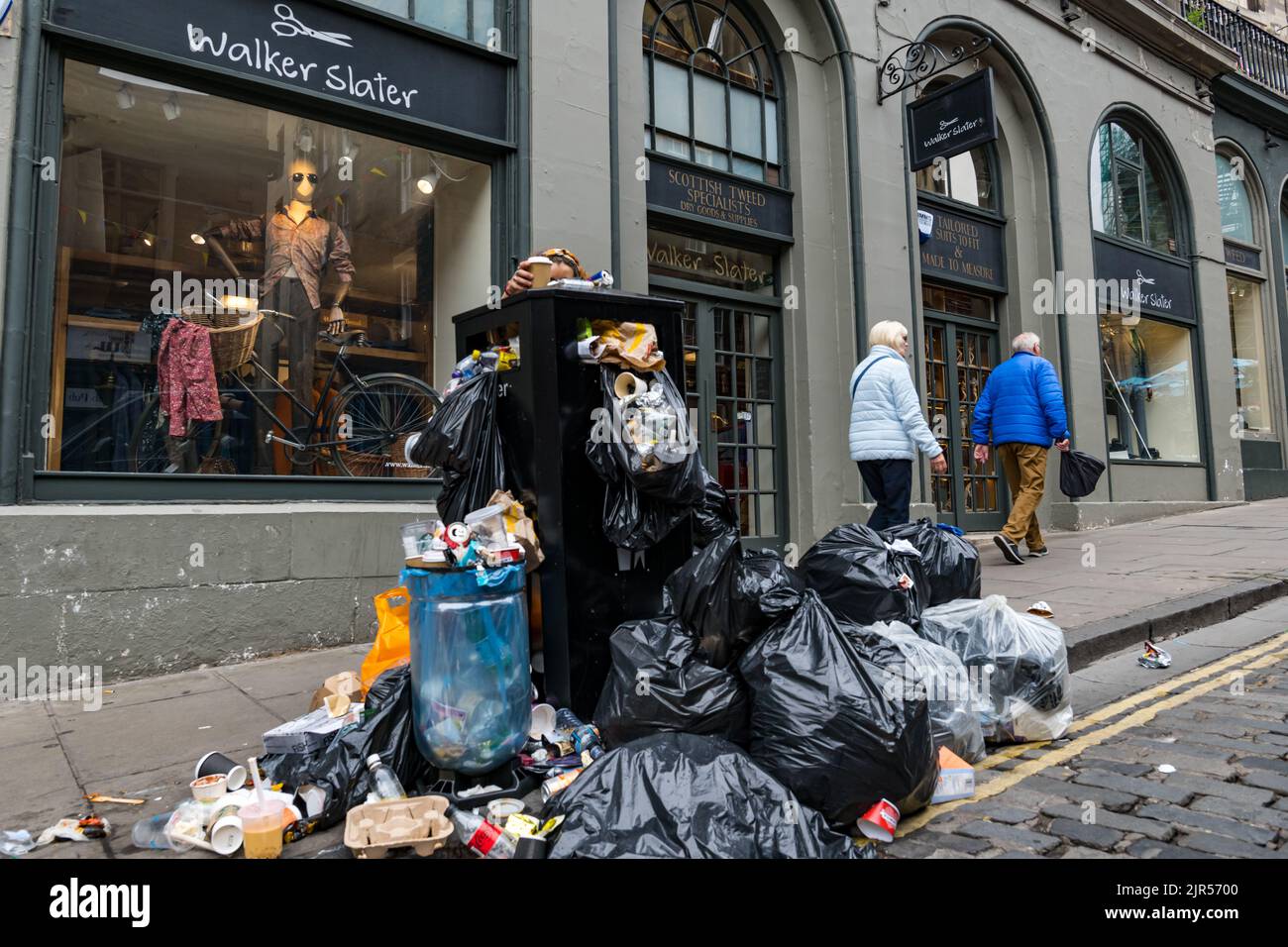 Edinburgh, Scotland, UK, 22nd August 2022. Waste collection binmen