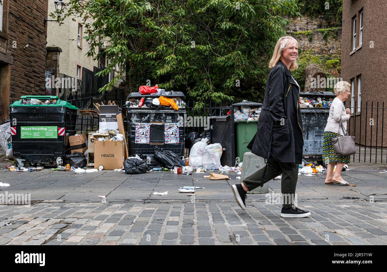 Edinburgh, Scotland, UK, 22nd August 2022. Waste collection binmen