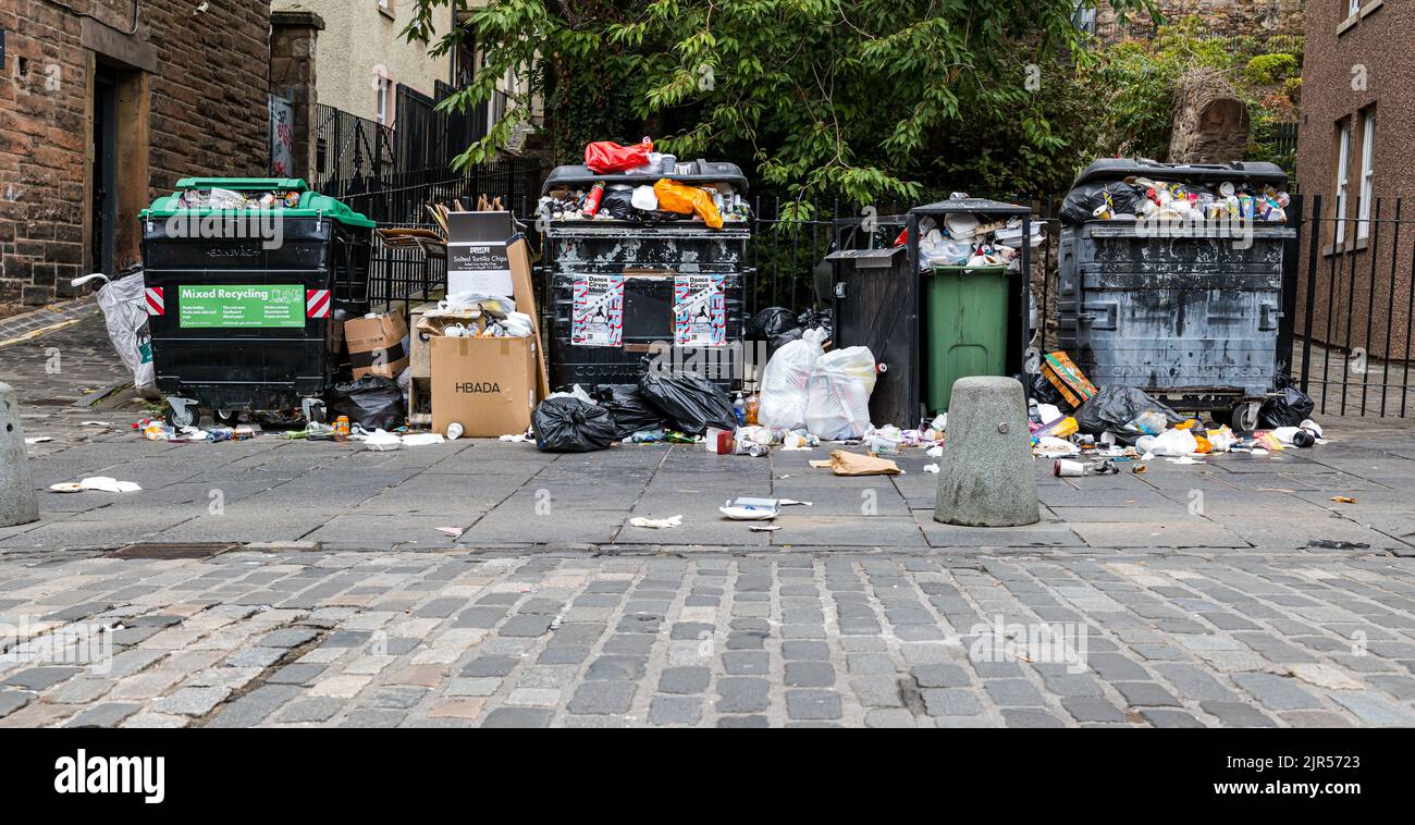 Edinburgh, Scotland, UK, 22nd August 2022. Waste collection binmen