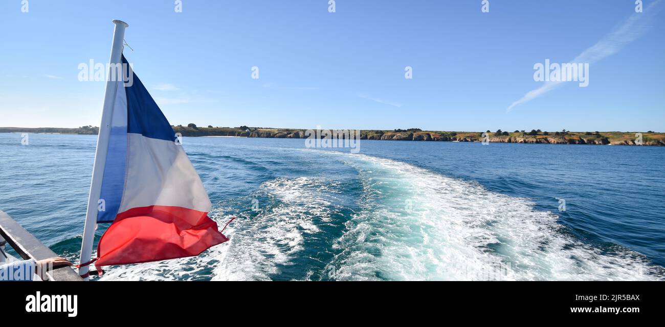 Départ en bateau de l’île d’Hoedic et drapeau (Bretagne, golfe du Morbihan. Ouest France) Stock Photo