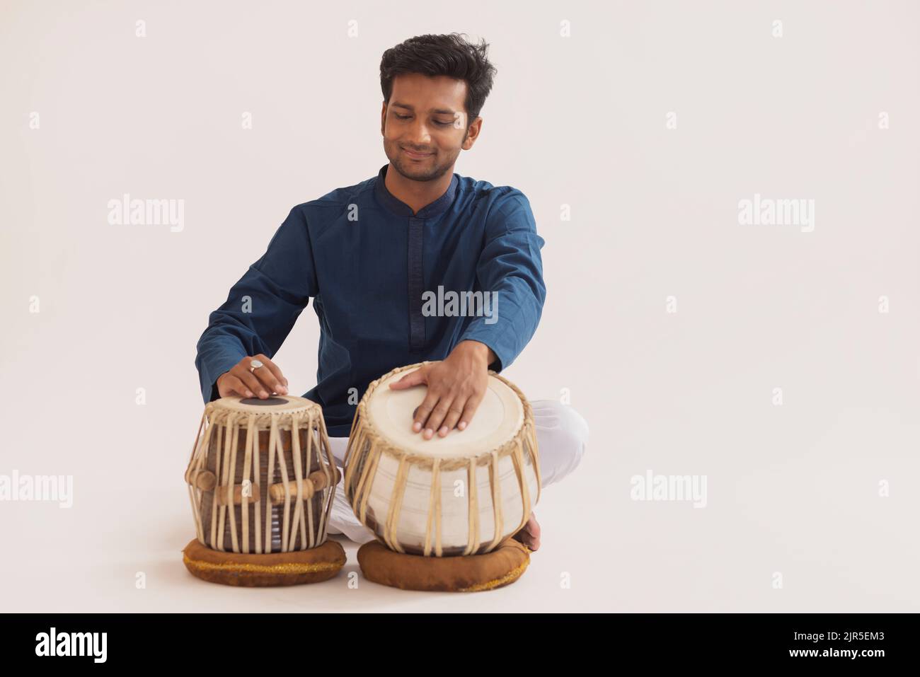 Man playing tabla hires stock photography and images Alamy