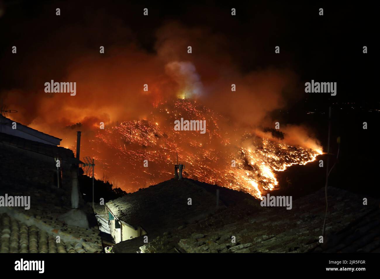 Sant'Agata di Puglia, Italia - 20 agosto 2022: l'incendio boschivo che ha distrutto la pineta del monte della Croce Stock Photo