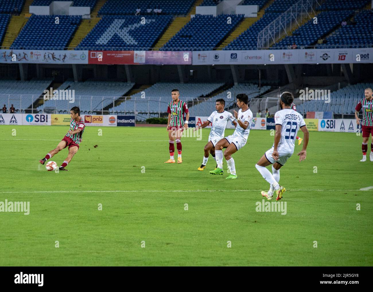 Kolata, India. 20th Aug, 2022. ATK Mohun Bagan FC ( green & Maroon ) played against Rajasthan United FC ( white) in the match no 9 for the group B, during the Durand cup football 2022 played at The Vivekananda Yuba Bharati Krirangan ( VYBK ) in Kolkata on 20-08-2022.ATK Mohun Bagan loses 2-3 to Rajasthan United (Credit Image: © Amlan Biswas/Pacific Press via ZUMA Press Wire) Stock Photo