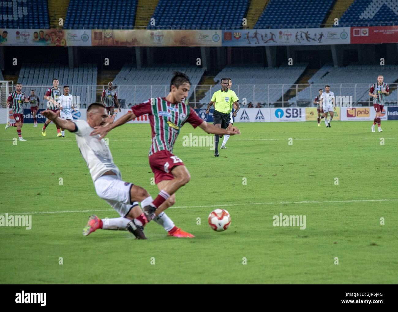 Kolata, India. 20th Aug, 2022. ATK Mohun Bagan FC ( green & Maroon ) played against Rajasthan United FC ( white) in the match no 9 for the group B, during the Durand cup football 2022 played at The Vivekananda Yuba Bharati Krirangan ( VYBK ) in Kolkata on 20-08-2022.ATK Mohun Bagan loses 2-3 to Rajasthan United (Credit Image: © Amlan Biswas/Pacific Press via ZUMA Press Wire) Stock Photo